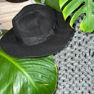 Wide brim hat